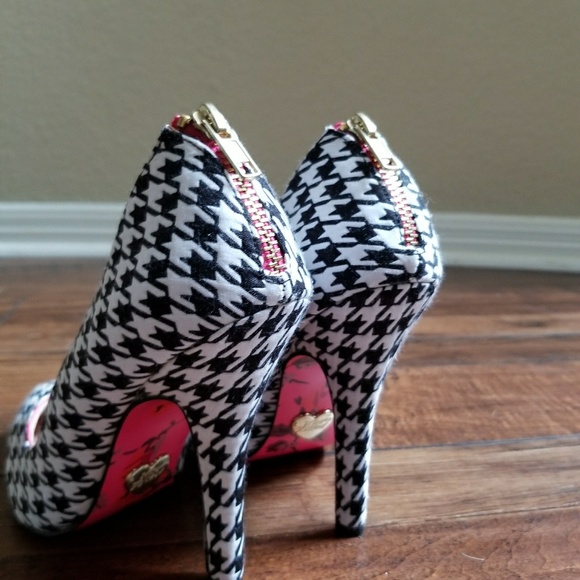 betsey johnson black and white shoes